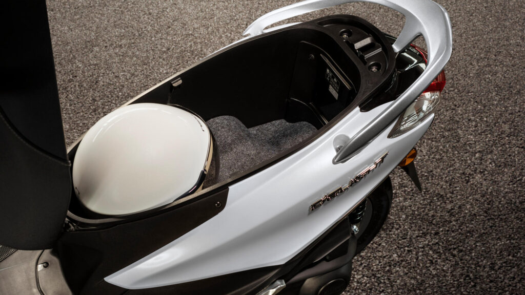 Μεγάλος αποθηκευτικός χώρος κάτω από τη σέλα