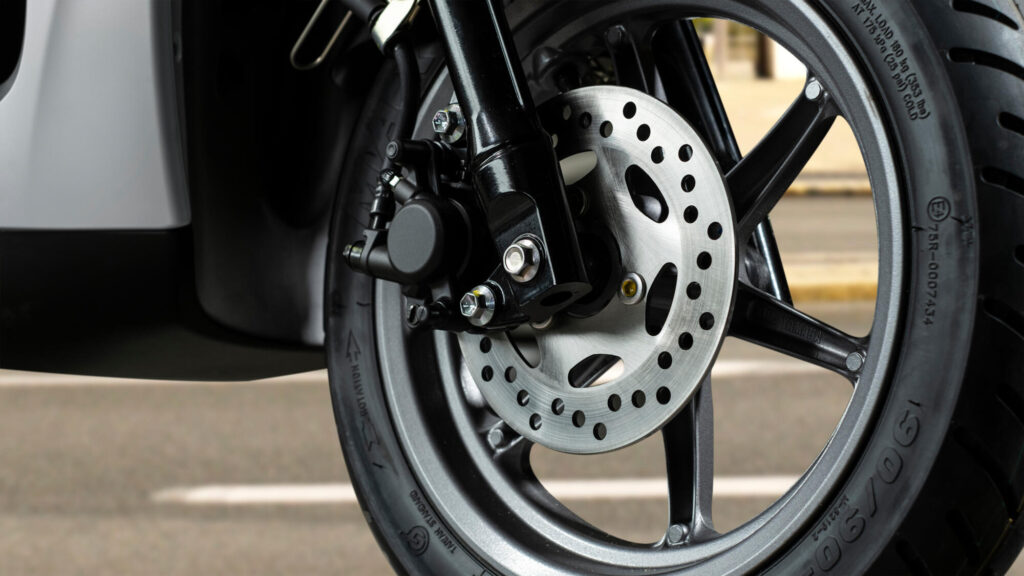 Μπροστινός τροχός 12 ιντσών, πίσω τροχός 10 ιντσών