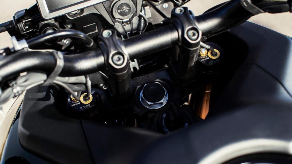 Ημι-ενεργή ανάρτηση KYB