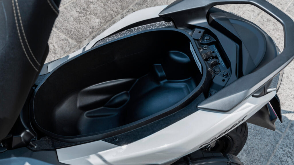 Χώρος αποθήκευσης κάτω από τη σέλα