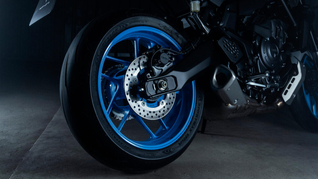 Ελαφριές ζάντες SpinForged με ακτινικά ελαστικά Dunlop.