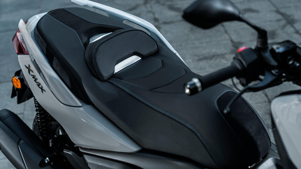 Άνετη εργονομία και δερμάτινο κάλυμμα καθίσματος