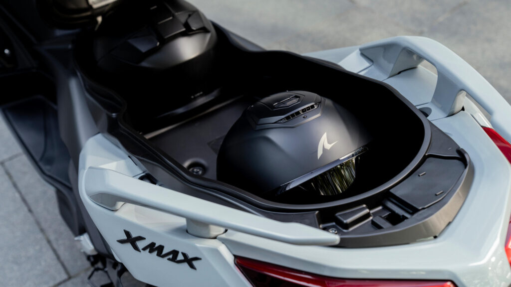 Χώρος αποθήκευσης για 2 κράνη