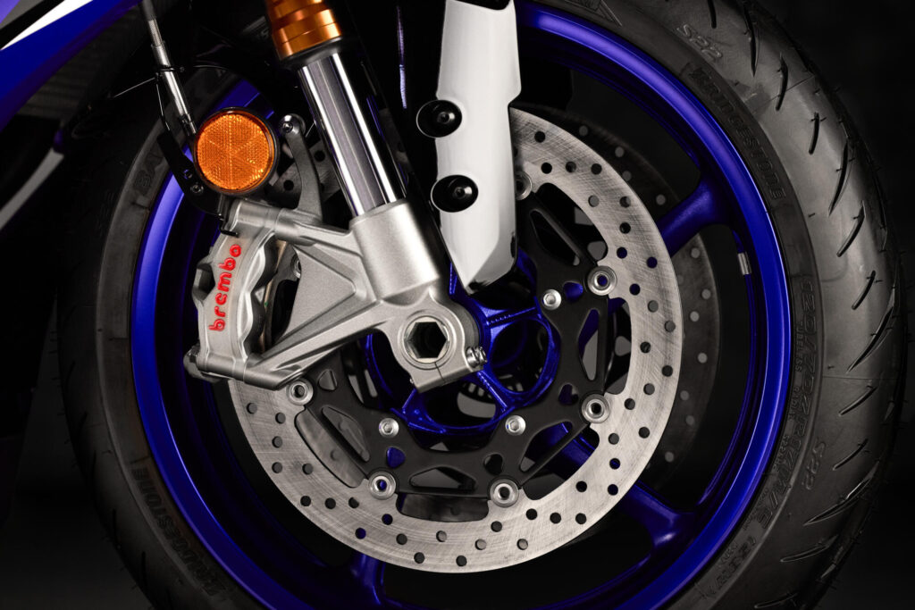 Μπροστινός κύριος κύλινδρος Brembo και δαγκανές Stylema σε συνδυασμό με δισκόφρενα 320 mm