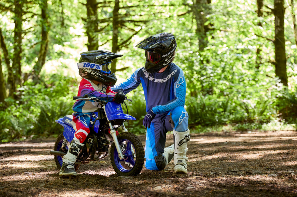 Ελαφριά και δυναμική εξωτερική σχεδίαση σε στυλ motocross