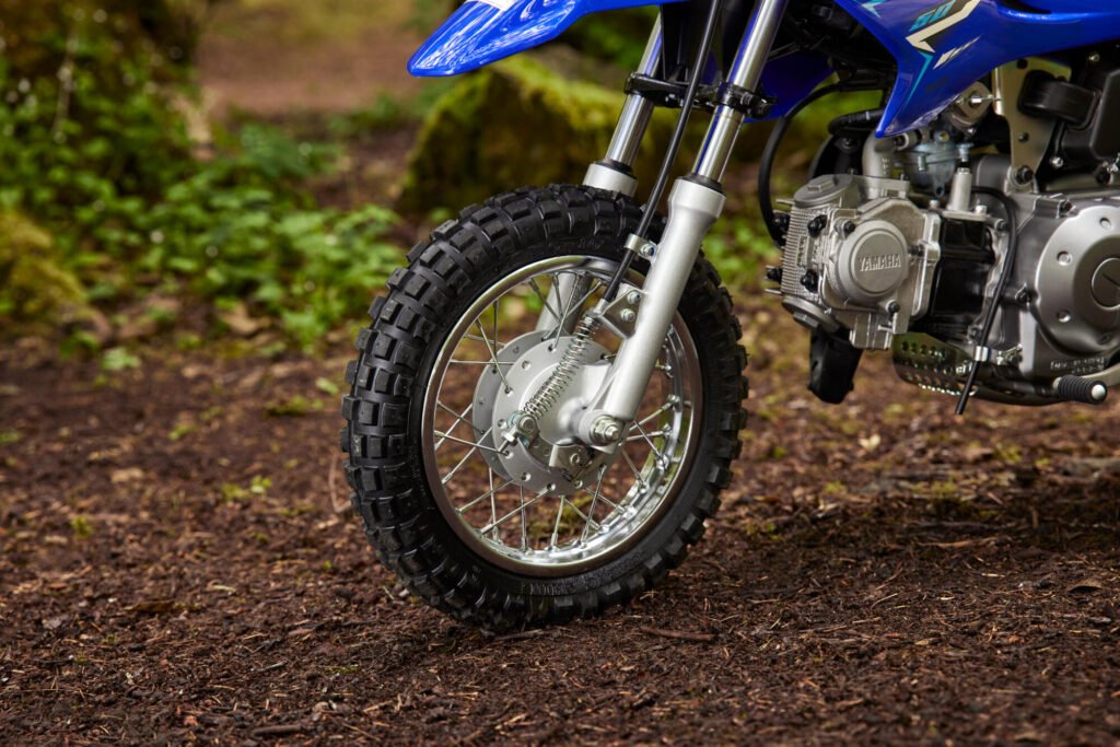 Άνετη μπροστινή και πίσω ανάρτηση μεγάλης διαδρομής