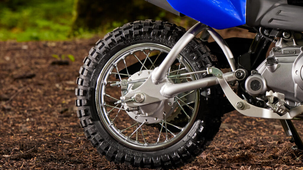 Φρένα με ταμπούρα και τρακτερωτά ελαστικά