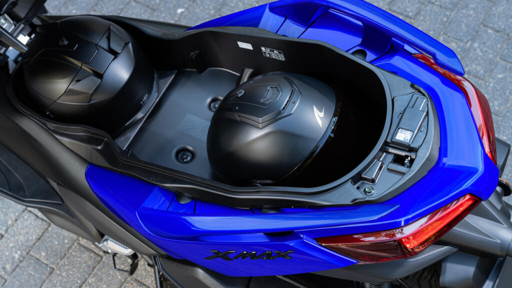 Χώρος αποθήκευσης για 2 κράνη